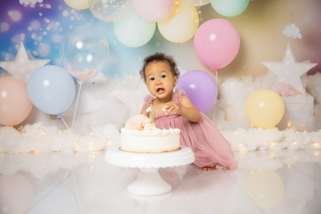 Smash-cake-seance-photo-bébé-enfant-un-an-anniversaire-brest-plouzané-Saint-renan-ballons-fille