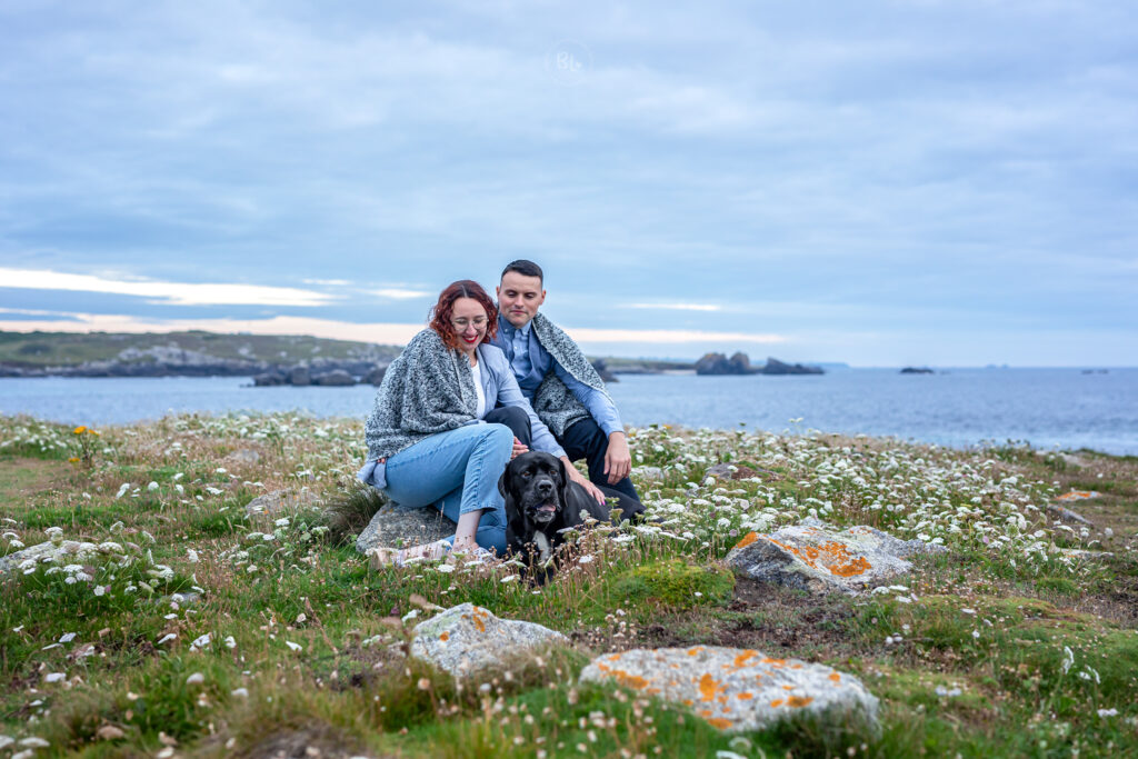 séance-photo-couple-à-Porspoder-avec-un-chien