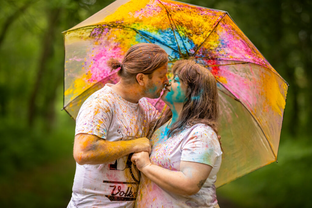 séance-photo-couple-photographe-brest-guilers-landerneau-plouzané-poudre-colorée-amoureux (6)