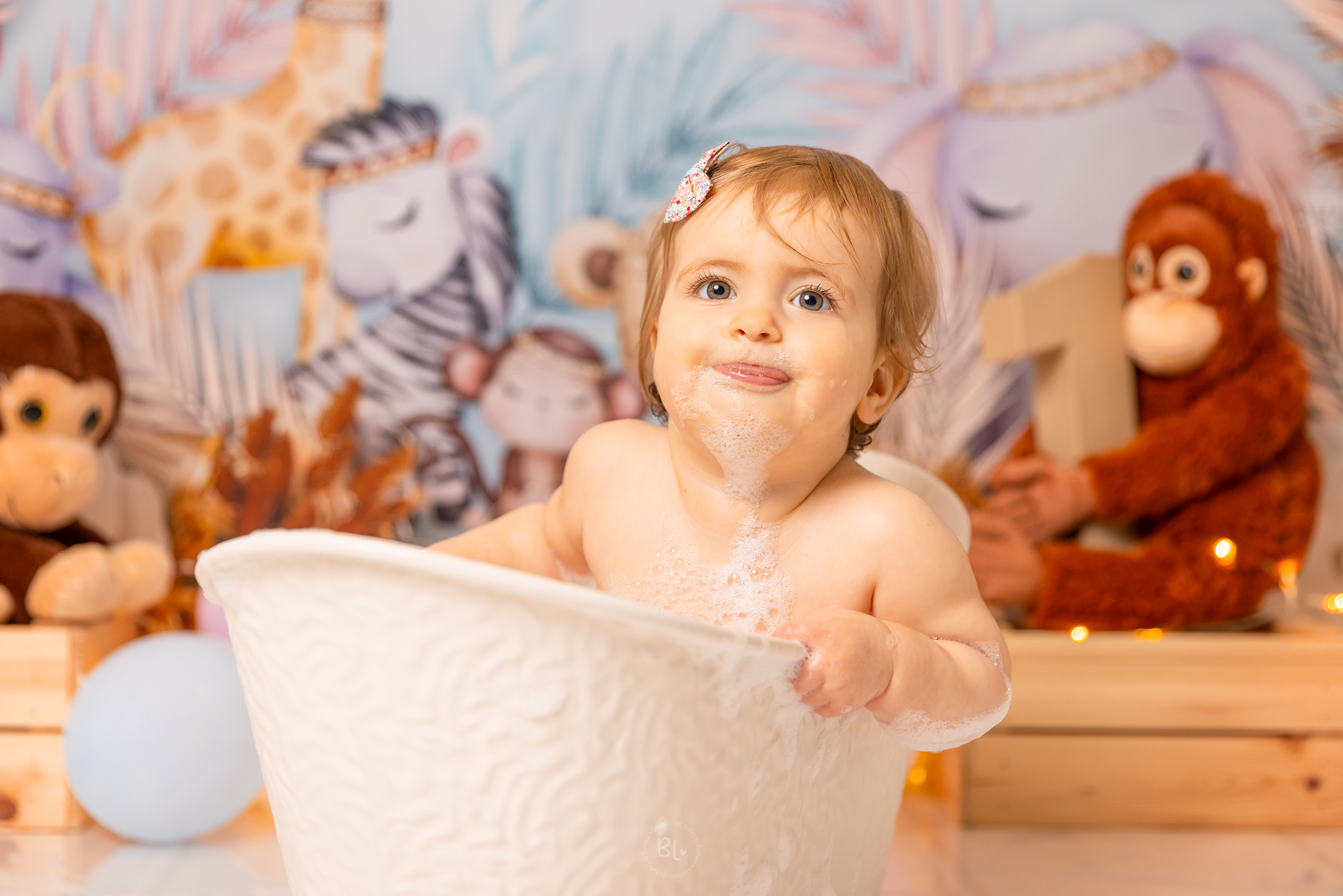 photo-amusante-enfant-bain-smash-cake-séance-studio-brest-plougonvelin-bretagne