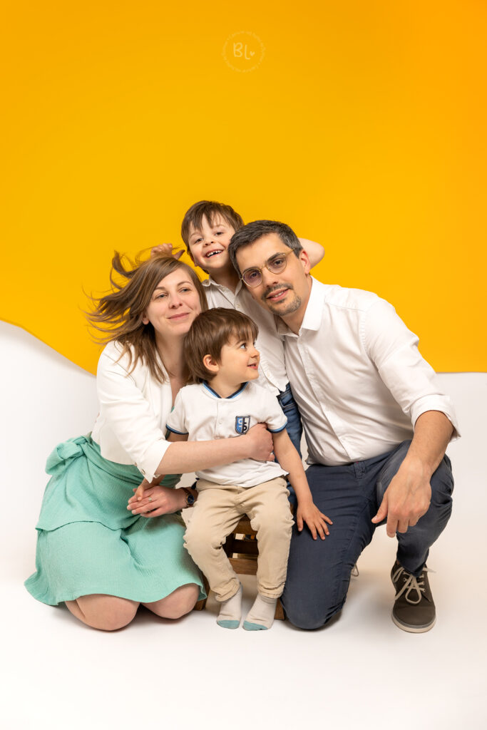 séance-photo-famille-studio-plouzané-plougonvelin-brest-fun-coloré-couple-enfants