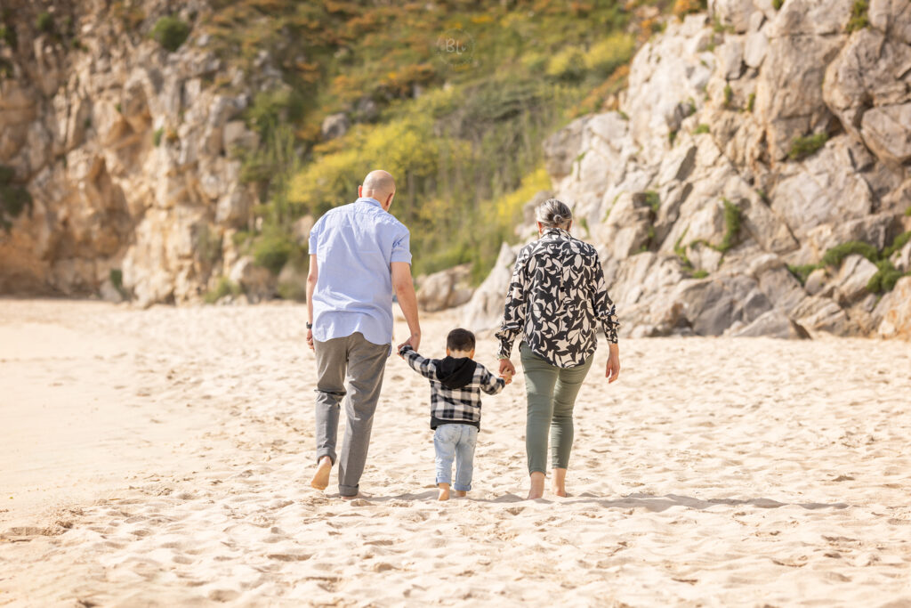 Photographe-famille-grands-parents-petit-enfant-plage-finistère-plouarzel-plouzané-brest