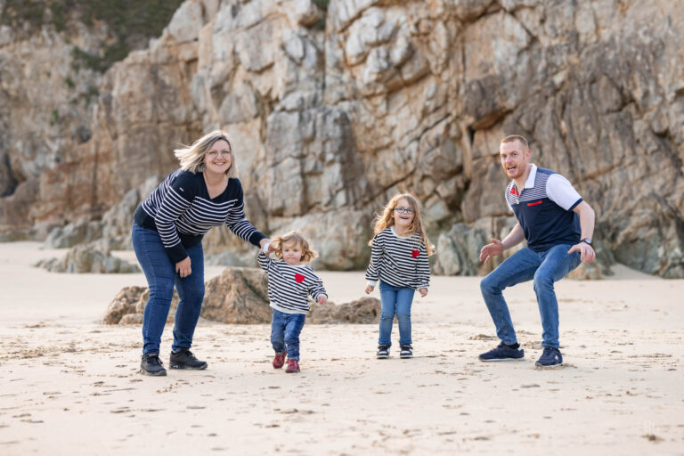 Un moment de jeu lors de la séance photo de cette jolie famille à la plage de Corsen, dans le Finistère près de Brest