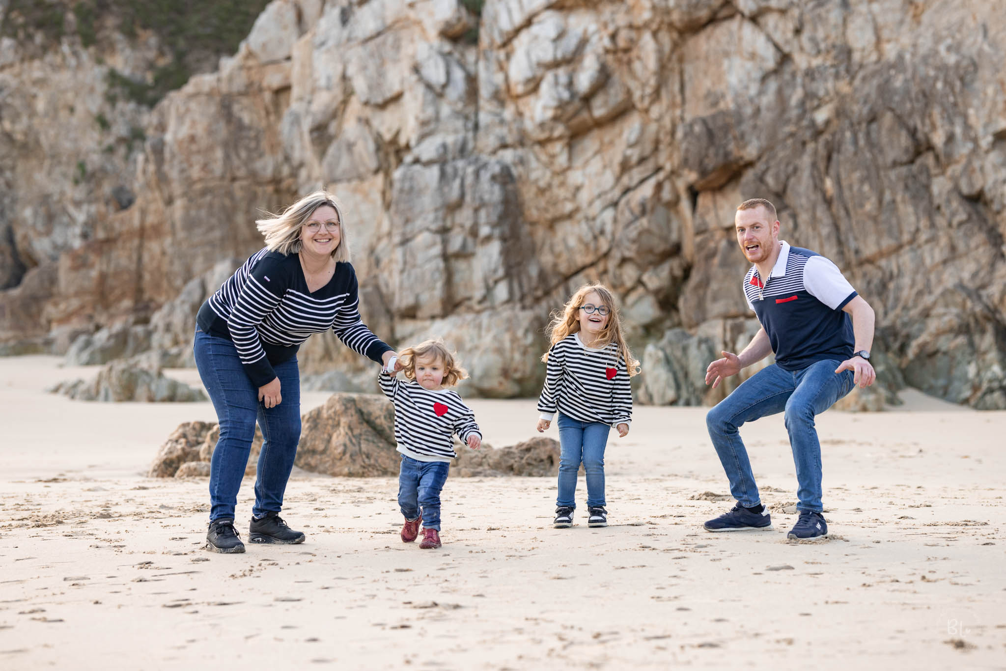 Un moment de jeu lors de la séance photo de cette jolie famille à la plage de Corsen, dans le Finistère près de Brest