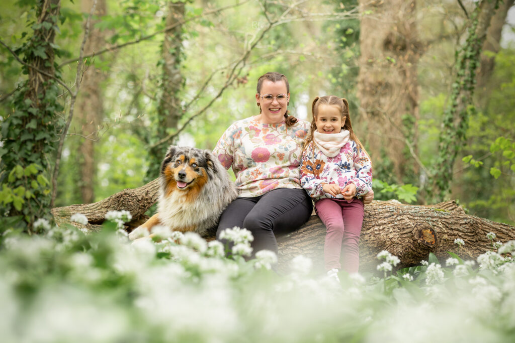 séance-photo-mère-fille-chien-dans-les-fleurs-guilers-saint-renan-plouzané-finistère